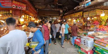 রোজার আগে খেজুরের বাজারে ক্রেতাদের  ভিড়