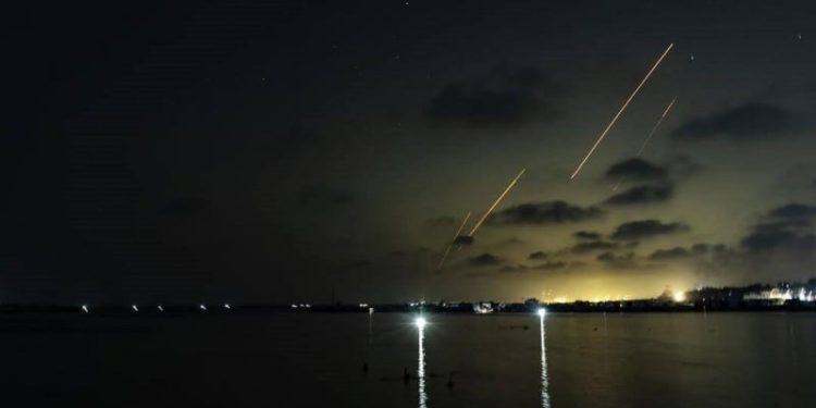 ইসরায়েলে ক্ষেপণাস্ত্র হামলা চালিয়েছে হিজবুল্লাহ; তেল আবিবে ভয়াবহ বিস্ফোরণ