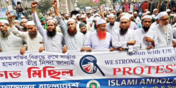ইরানে যুক্তরাষ্ট্র-ইসরাইলের হামলার প্রতিবাদে ঢাকায় বিক্ষোভ