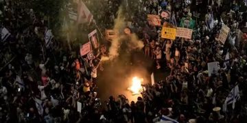 নেতানিয়াহু হটাও হুঙ্কার, তেল আবিবের রাজপথে হাজারো মানুষের বিক্ষোভ