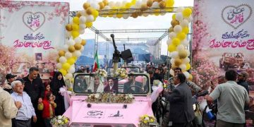 যুদ্ধে জীবন দিতে চাওয়া ইরানিদের গণবিয়ে, অস্ত্র নিয়ে হাজির বর–কনে